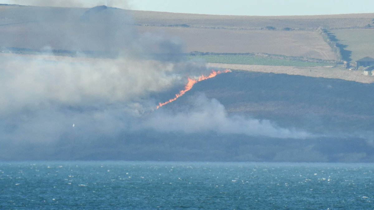 The fire at Baggy Point can be seen from Westward Ho! at 18:40 of 8/29/22 Credits to Steve Matthews #StaySafe #westwardhobeach #northdevon @GreatDevonDays @lovenorthdevon @visitdevonbiz