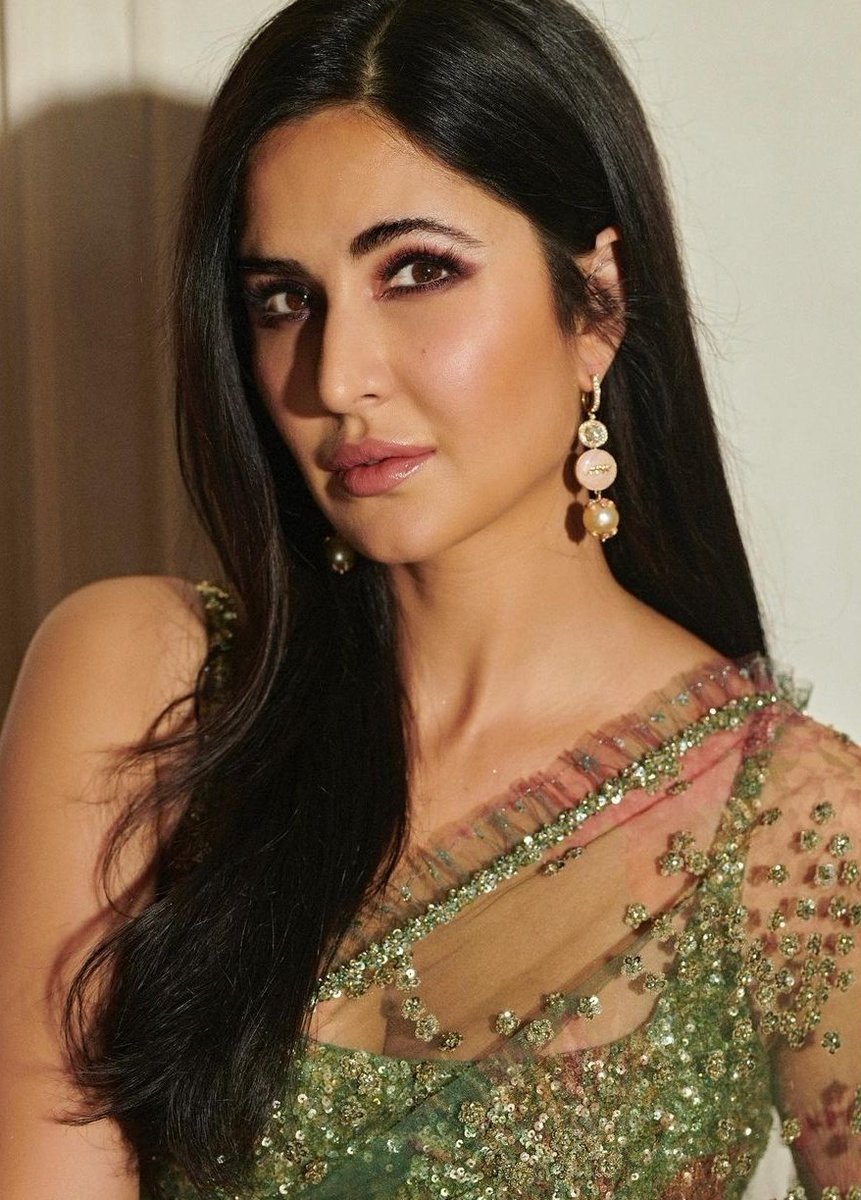 katrinarchives's tweet photo. Katrina Kaif's face is immaculate. https://t.co/jf9bAMrKaM