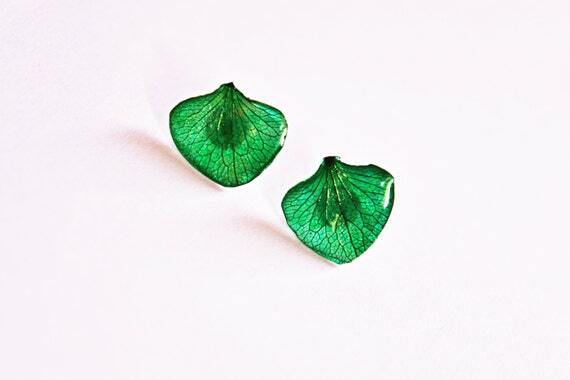 OrganicDesign5's tweet photo. In the minouette shop: Flower studs Green jewelry, Botanical Gift for women, Small stud jewelry, Gift for girlfriend, Pretty studs Flower post Birthday gift mother by OrganicDesignNL at https://t.co/eASrHAH28e https://t.co/5XAdw5ih4K