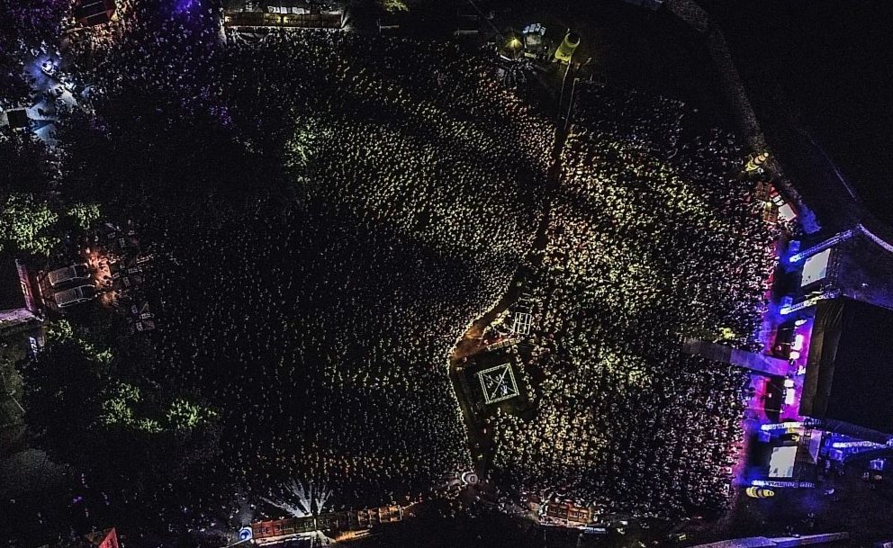 PressCeca's tweet photo. Ovogodišnja letnja turneja je bila mnogo uspešnija od prethodne. Ceca je održala 12 koncerata, od toga 1 besplatan za publiku u Ubu. Oborila je rekorde u Banja Luci i Trebinju, popisala stanovništvo u Loznici, Kraljevu, Probištipu... i na žalost održala samo jedan nastup u Budvi. https://t.co/NRCAIk3sGd