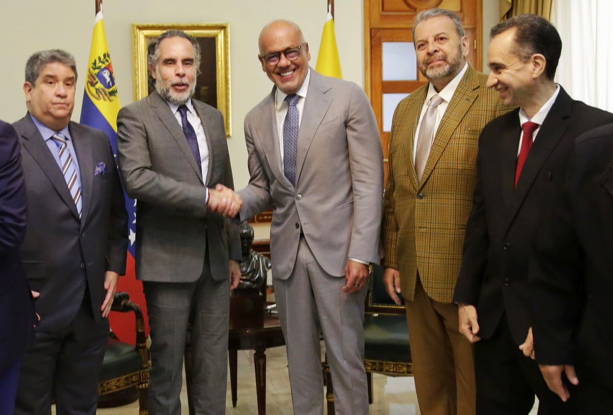 Julio Chavez (@jchavezcarora) on Twitter photo ...Acompañando al Pdte de la #AN <a href="/jorgerpsuv/">Jorge Rodríguez</a> en la sede del Palacio federal legislativo, recibiendo al amigo y embajador d Colombia en nuestro país <a href="/AABenedetti/">Armando Benedetti</a> para retomar la senda d la paz, el respeto y la complementariedad entre pueblos liberados por la espada d Bolivar!! ...Acompañando al Pdte de la #AN <a href="/jorgerpsuv/">Jorge Rodríguez</a> en la sede del Palacio federal legislativo, recibiendo al amigo y embajador d Colombia en nuestro país <a href="/AABenedetti/">Armando Benedetti</a> para retomar la senda d la paz, el respeto y la complementariedad entre pueblos liberados por la espada d Bolivar!!