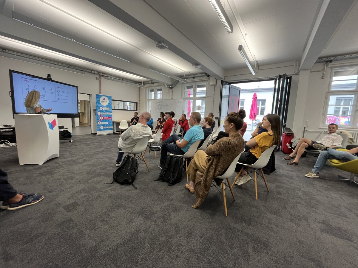 dt_developers's tweet image. This week we have the 2nd batch of testers of our #5G Standalone testbed @hubraum in Berlin. Looking forward to exciting use cases from @arloopa, @DriveUauto, @sinfosy &amp;amp; @vroggles! The teams will configure key functions of 5G networks such as #bandwidth &amp;amp; #latency. #5GEAP