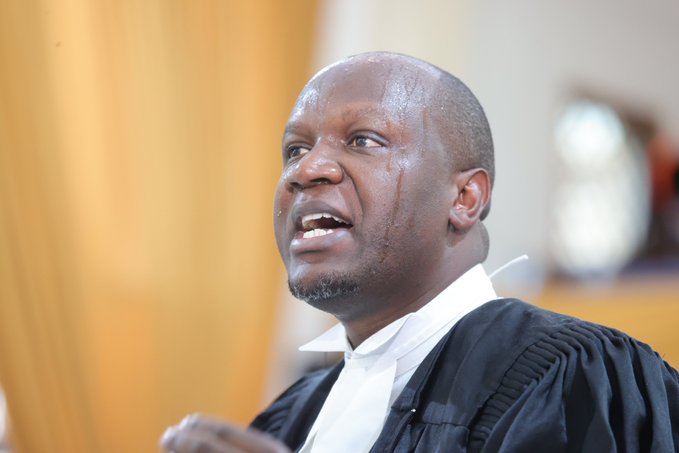Kenyans's tweet photo. Willis Otieno sweats profusely while presenting his case at the Supreme Court of Kenya https://t.co/9uY5m3wqd3
