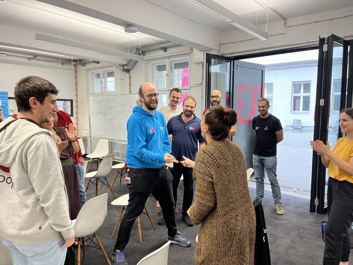 dt_developers's tweet image. This week we have the 2nd batch of testers of our #5G Standalone testbed @hubraum in Berlin. Looking forward to exciting use cases from @arloopa, @DriveUauto, @sinfosy &amp;amp; @vroggles! The teams will configure key functions of 5G networks such as #bandwidth &amp;amp; #latency. #5GEAP