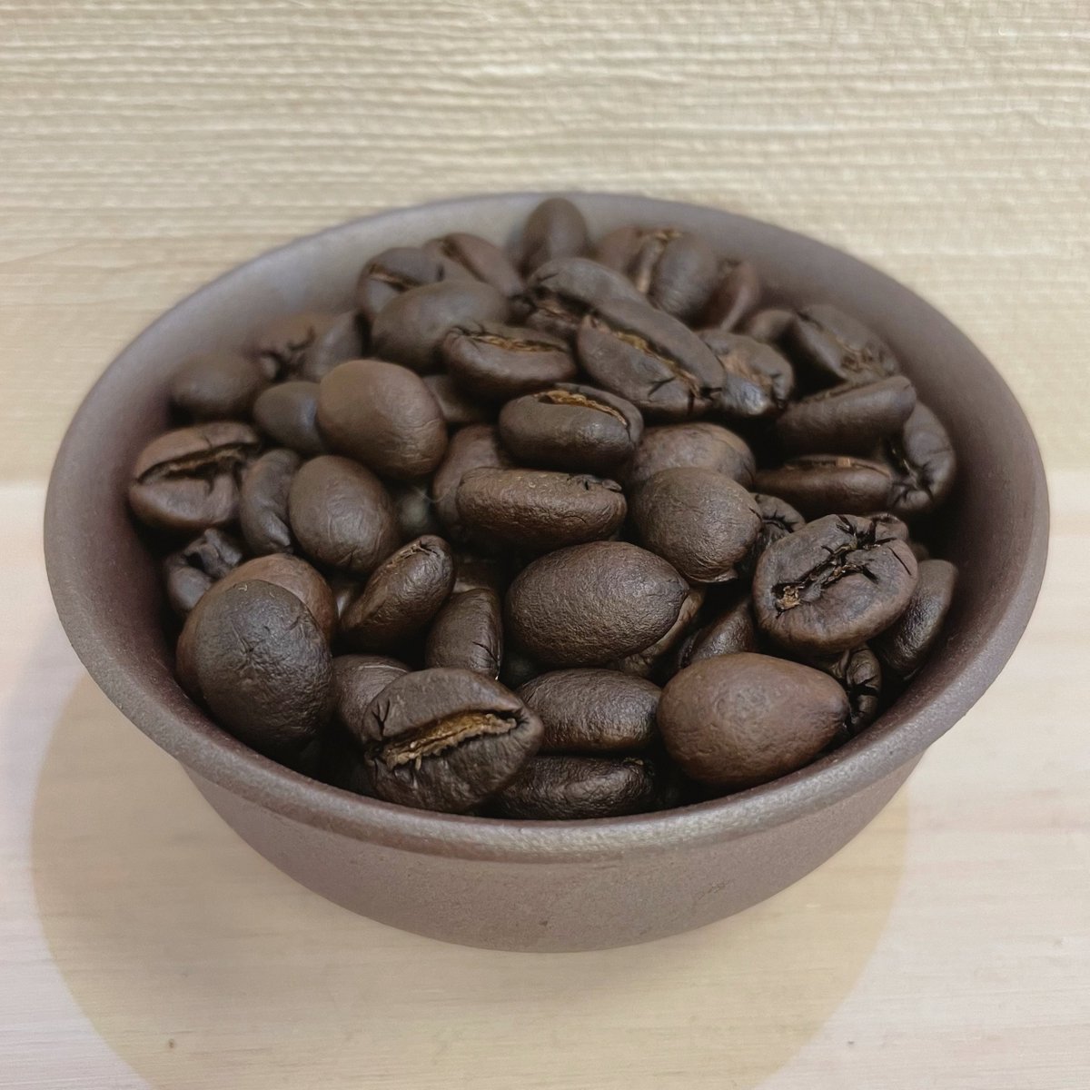 NecobashiCoffee's tweet photo. [#ベトナム Winey-Honey #ファインロブスタ ]
このロブスタ豆の特徴は圧倒的なワインフレーバー。ホントに赤ワインの香りがふわ〜っと🤩 アイス珈琲にも最適。
#コーヒー #コーヒー焙煎 #自家焙煎 #自家焙煎珈琲 #coffee #coffeebean #coffeeroasting #roast #fullcityroast #vietnam #robusta https://t.co/ieC9A8WjKX