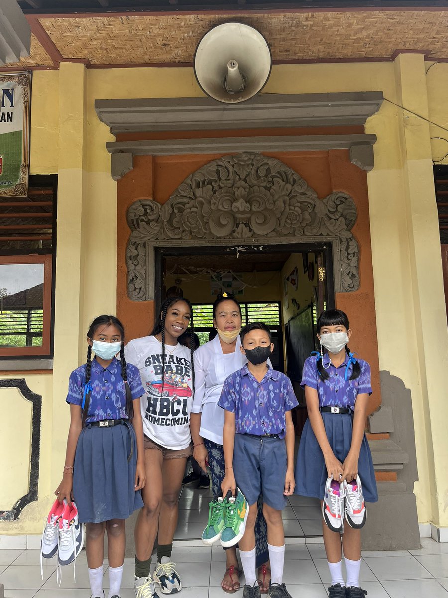 kiiSOiceyy's tweet photo. Wow I really got the chance to give back in Indonesia , real outter body ππΎπ #sneakerbabe https://t.co/vQbrl1lkAR
