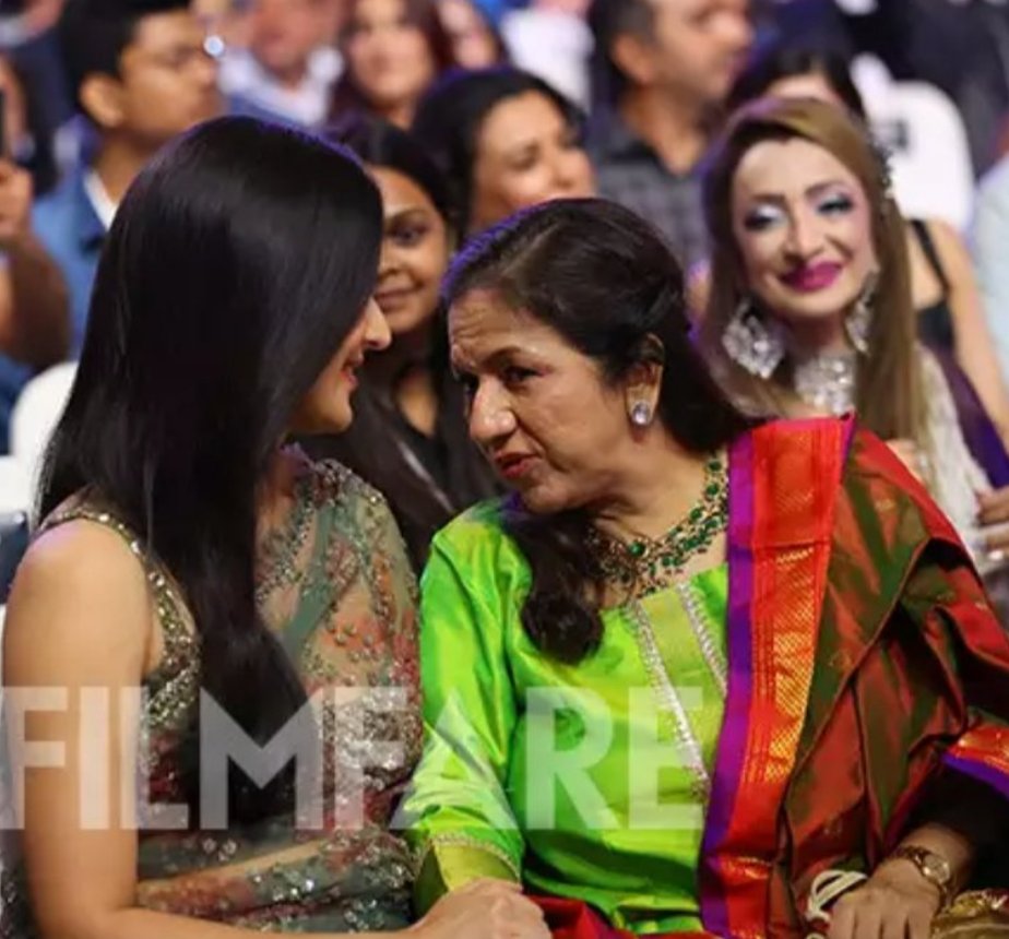 ILHAMKATRINA's tweet photo. #katrinakaif wish varun mother❤️
#katrinakaif #VarunDhawan https://t.co/q489zd7pEz