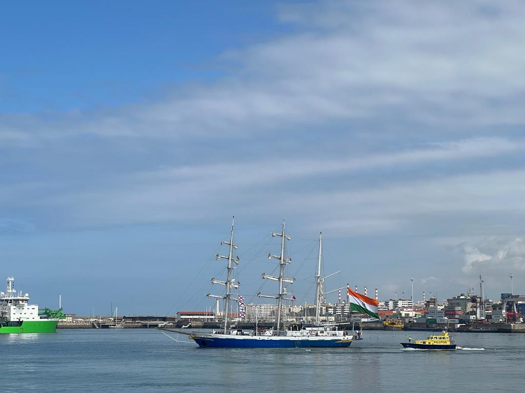 seaandcoast1's tweet photo. #INSTarangini departed Porto on 29 August 2022 after a three-day visit as part of #Lokayan22. The Commanding Officer called on the North Maritime Zone Commander of the Portuguese Navy during the stay. Professional Interactions, cross visits and sports fixtures friendly were https://t.co/bpPbkAG9Am