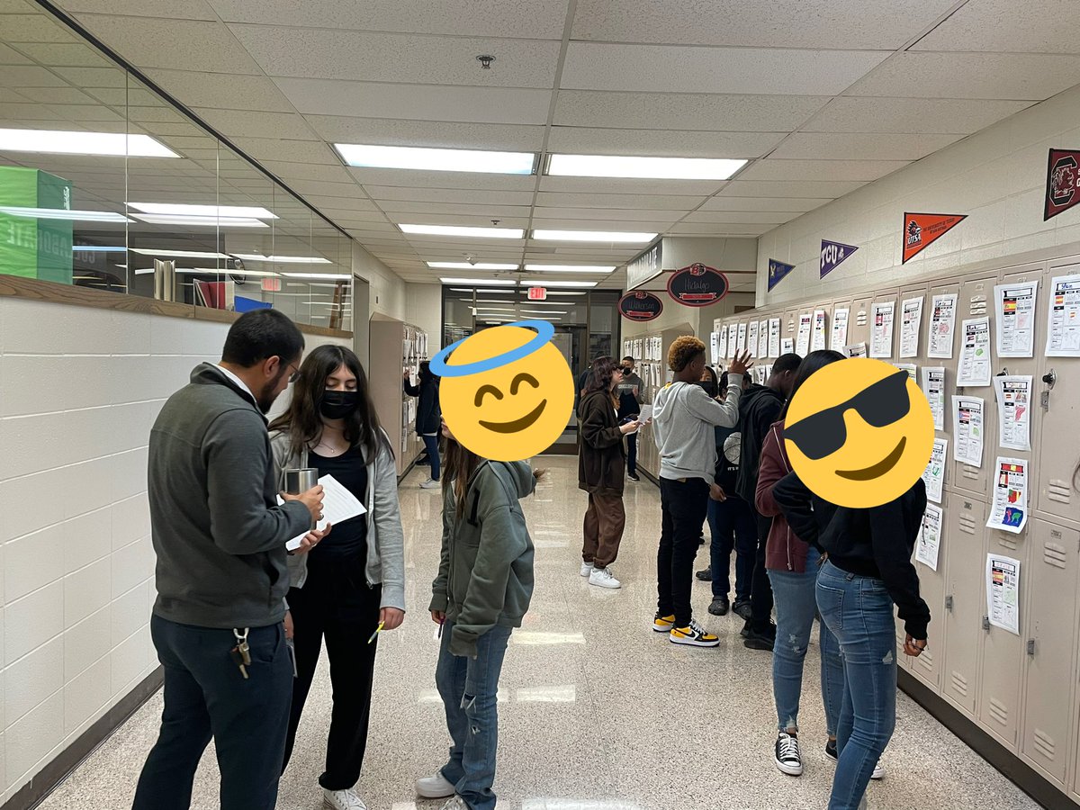 JouetDaniels's tweet photo. Our Spanish teacher uses authentic student work as the instructional resource for this Gallery Walk! Work smarter, not harder! These students are learning from the work of their peers!!! #TeacherFacilitator #StudentLearner @Byrd_Middle https://t.co/pYt5ChAJV5