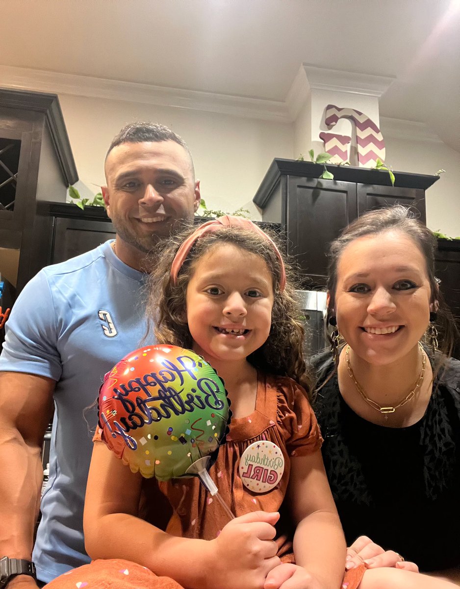 CoachGarcia_51's tweet image. Happy birthday to our baby girl!! 6 years old today. @StevieRGarcia #birthdaygirl #girldad #stopgrowing