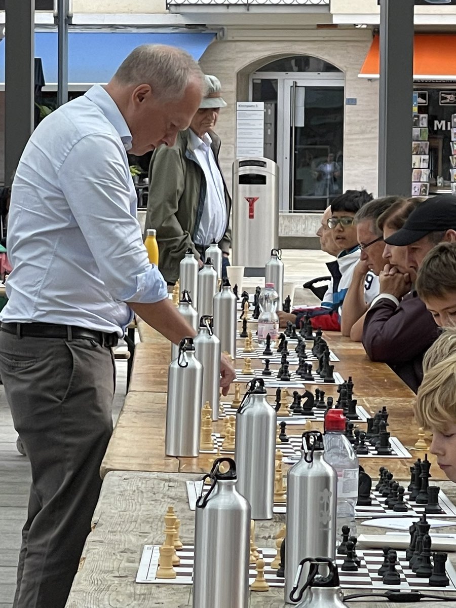 StapiDietikon's tweet photo. Schach-Benifizanlass ROKJ Limmattal auf dem Kirchplatz mit Unterstützung der Stadt Dietikon - eine tolle Sache! Vielen Dank an alle Beteiligten! https://t.co/fnCe4nixXo