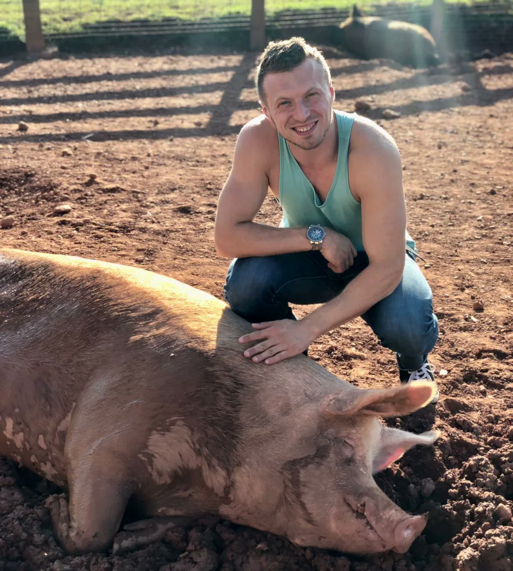 JohnOberg's tweet image. Every person who eats meat should have to spend 10 minutes with a rescued pig. I guarantee you we'd have a lot more vegans. Don't you agree? 😍