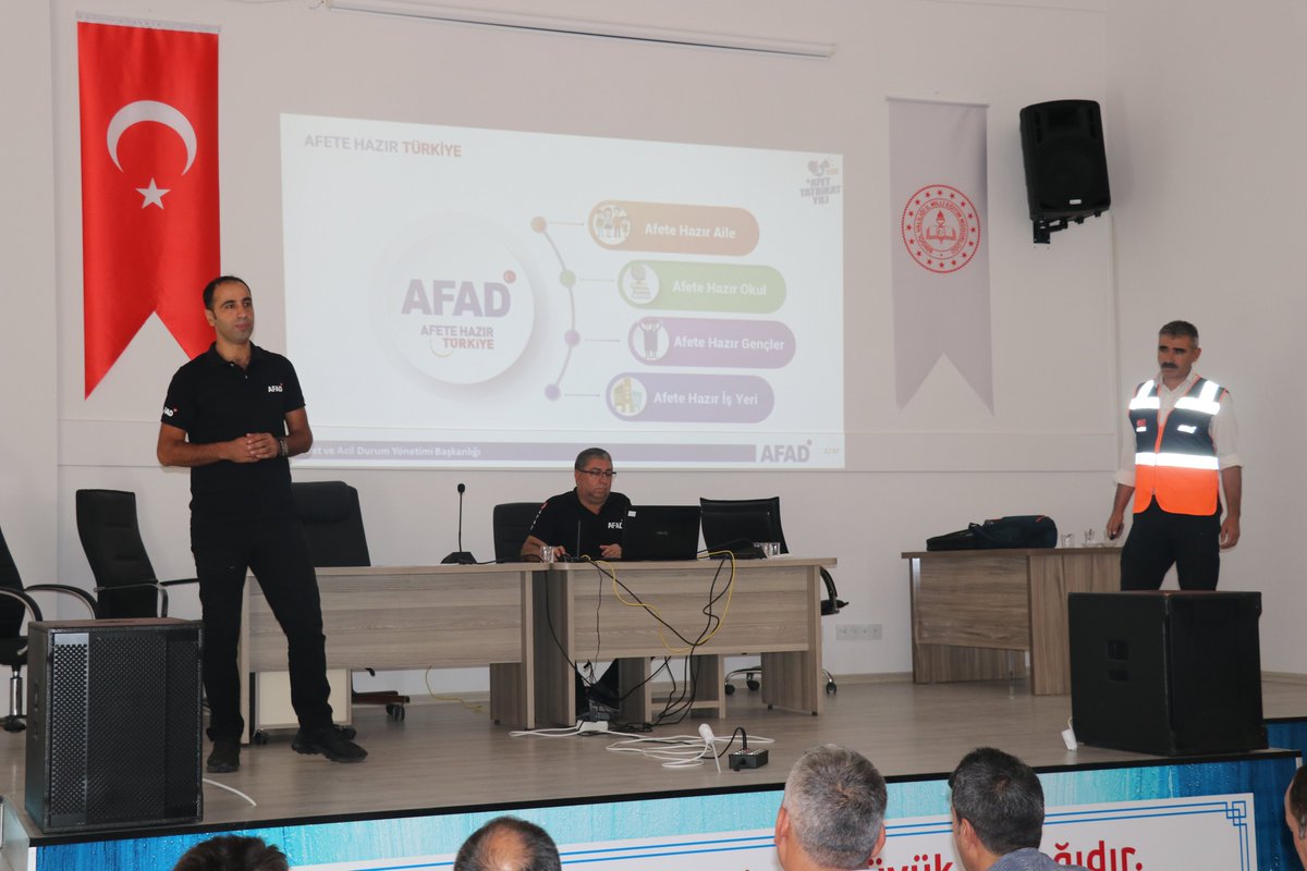 AFAD İl Müdürü Kerem ORUK tarafından kurumumuz  konfarans salonunda İl Müdürümüz Halil YÜCEL'in katılımları ile  birlikte tüm idareci ve personelimize yönelik "AFAD Acil" Mobil uygulamasının tanıtımı ve  farkındalık eğitimi  eğitim verildi. <a href="/tcmeb/">Millî Eğitim Bakanlığı</a> <a href="/halilyucel6060/">Halil YÜCEL</a> <a href="/Keremoruk/">Kerem ORUK</a>