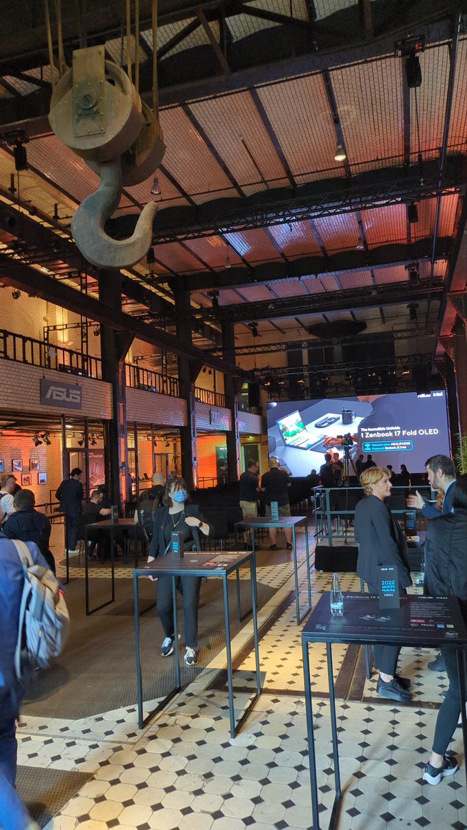 Pascal2G0's tweet image. Das erste Mal als Fachbesucher auf der #IFA2022. Jetzt bei Asus zu Gast und höchst gespannt auf das Zenbook 17 Fold OLED.