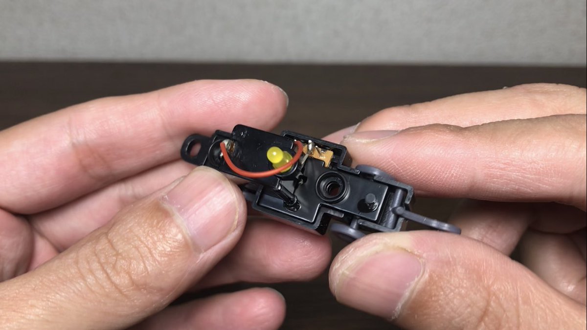 カププラ四季島のライト車は電池交換できない仕様みたい
将来的にはきっとやってしまいますが^^;電池ボックスとめてるピンが接着されてるのとスイッチ繋いでる金具？が折れないように注意
あと三角ドライバー用意