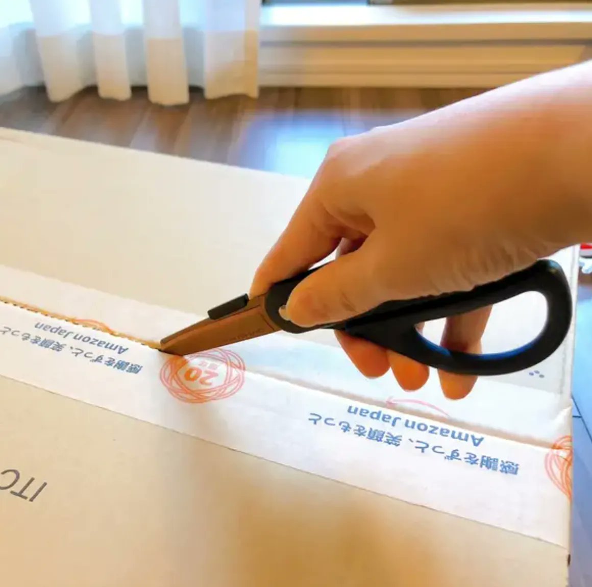 「【買ってよかった】「カッター付きハサミ」が便利すぎるこれすごい便利だから見て。ハ」|BuzzFeed Japanのイラスト