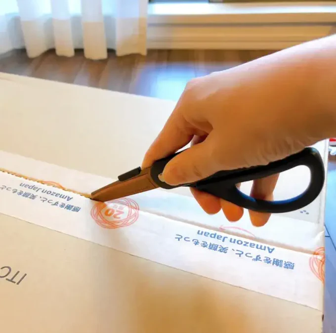【買ってよかった】「カッター付きハサミ」が便利すぎるこれすごい便利だから見て。ハサミとカッターが一体になってて、段ボールの解体から商品の開封までこれ1個でできるの!切れ味も良いし、普段はカッターの刃をしまえるから安全。ネットで買い物する人におすすめ! 