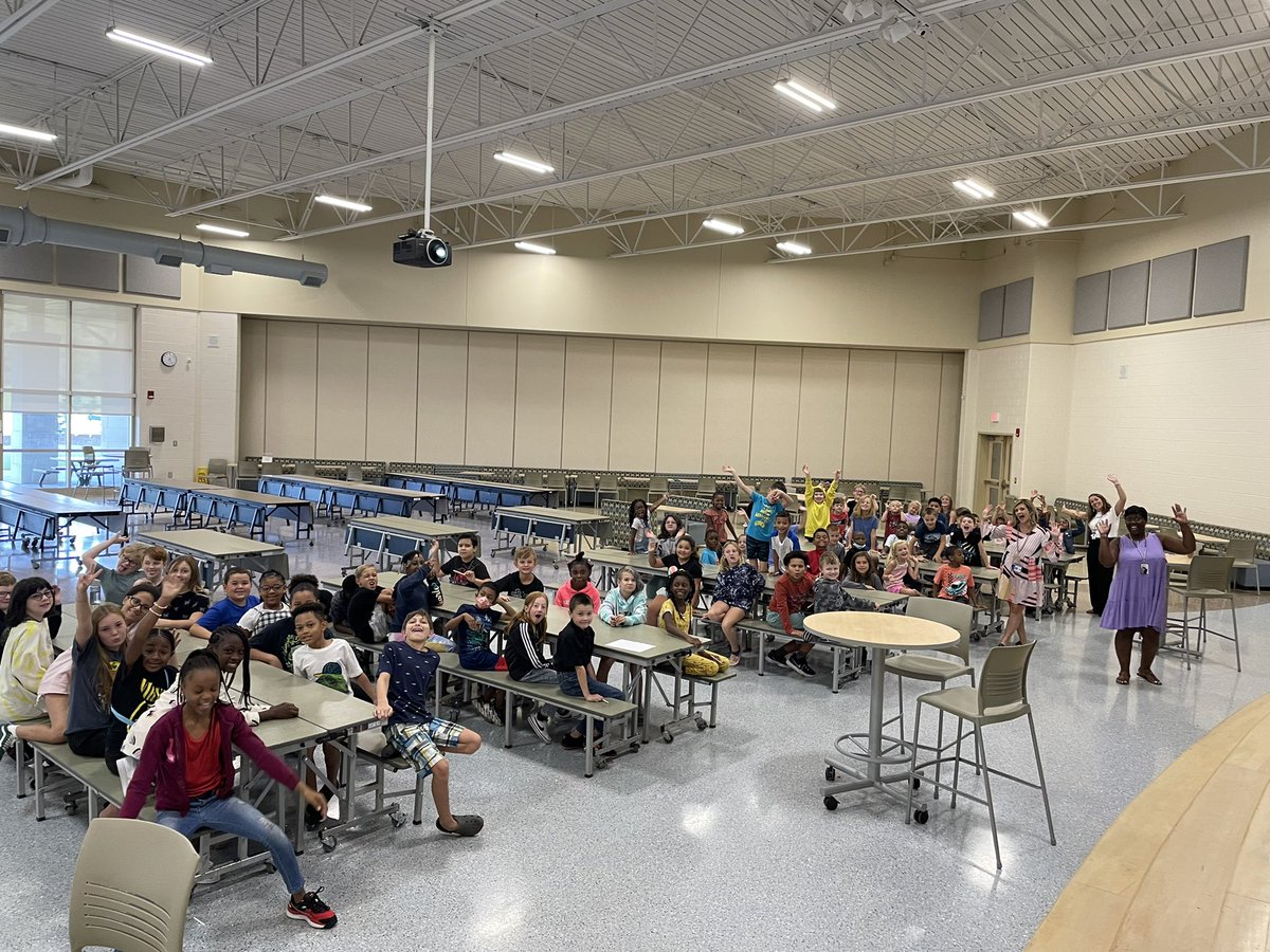 SchirmerDES's tweet photo. We welcome all our new students to Deerfield!! Be Proud!!! @deerfieldlex1 @LexingtonOne @1StephTaylor @SBT512 https://t.co/koNLcVNnXm