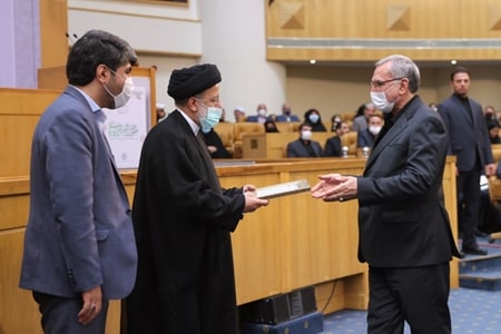 Webda_ir's tweet photo. در هفدهمین دوره جشنواره شهید رجایی، رییس جمهور از دکتر بهرام عین اللهی، وزیر بهداشت، درمان و آموزش پزشکی به عنوان تلاشگر عرصه خدمت ��ه مردم تجلیل کرد.

#وزارت_بهداشت https://t.co/EwCFD5MfCJ