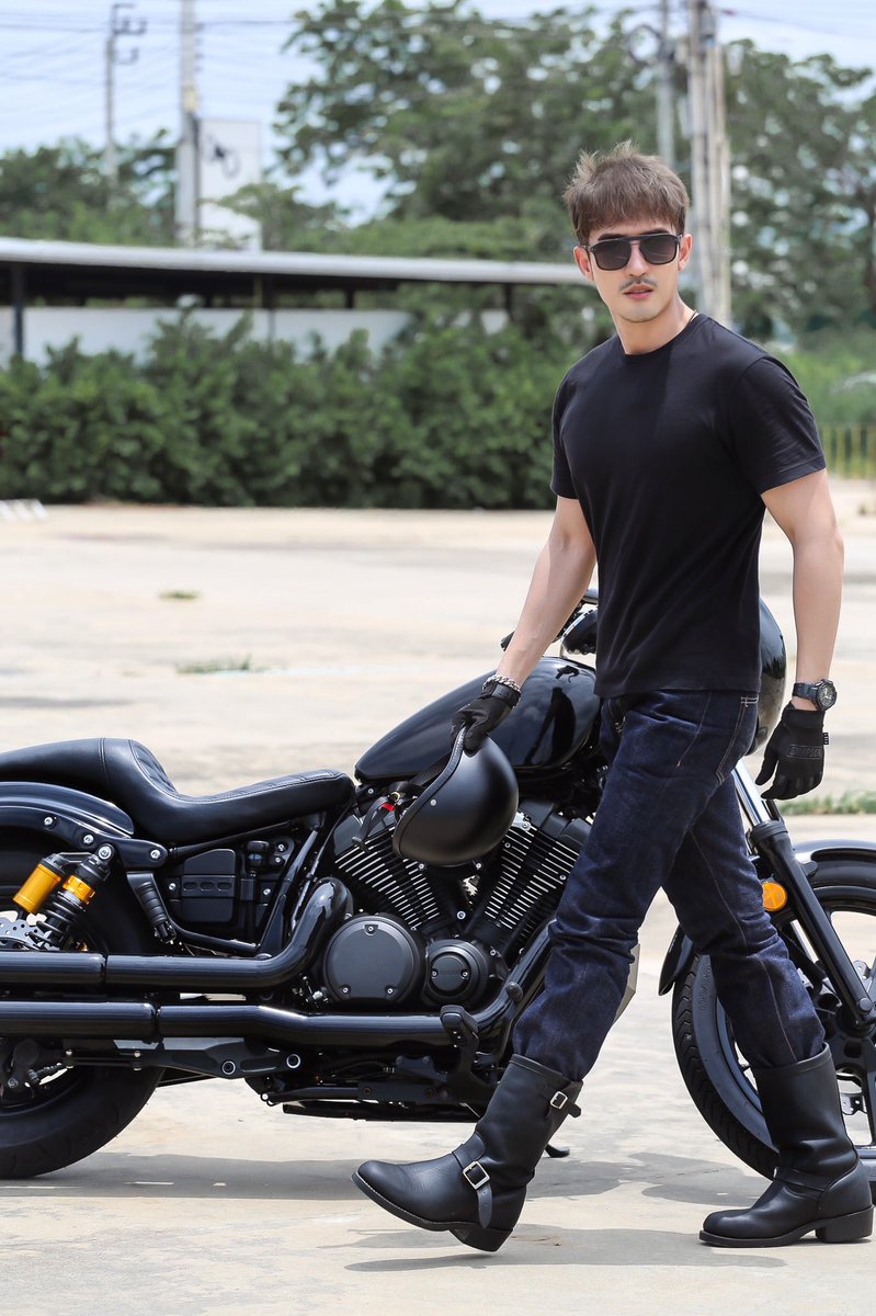 BigmKrittarit's tweet photo. รักเหมือนเดิม แต่อยากได้ยินเพิ่มว่า รักเหมือนกัน 🖤 🏍 #BikerLife #Biker https://t.co/JecE3hjytU