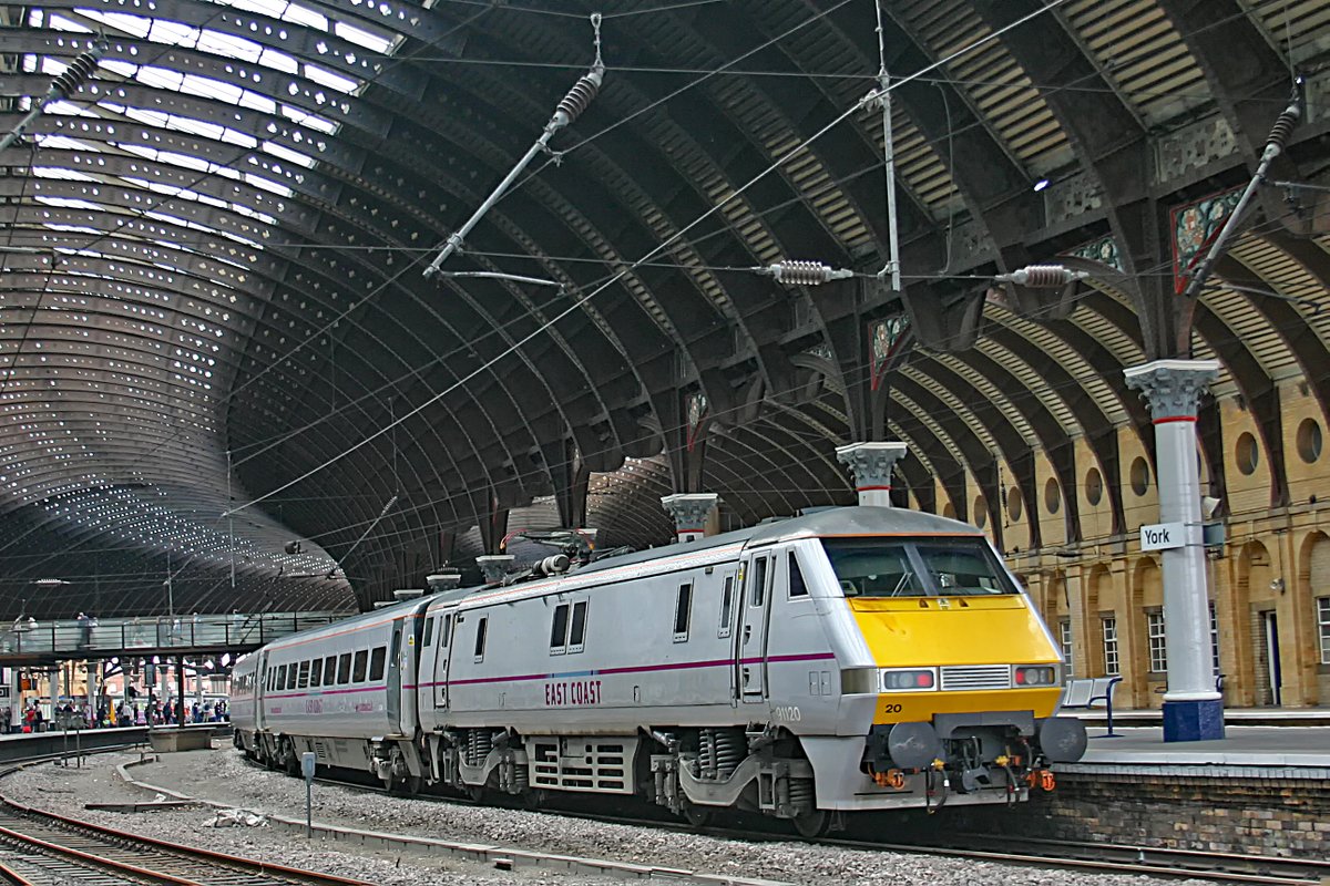 225groupuk's tweet image. One of @EurophoenixLtd's 91s (we believe 91120) is on the move today from @barrowhill41, hauled by 37901 - realtimetrains.co.uk/service/gb-nr:…. 

Europhoenix hopes the loco will one day find a forever home abroad, but for now we understand it's going on loan to @CreweHC.

📷 Gareth Griffiths