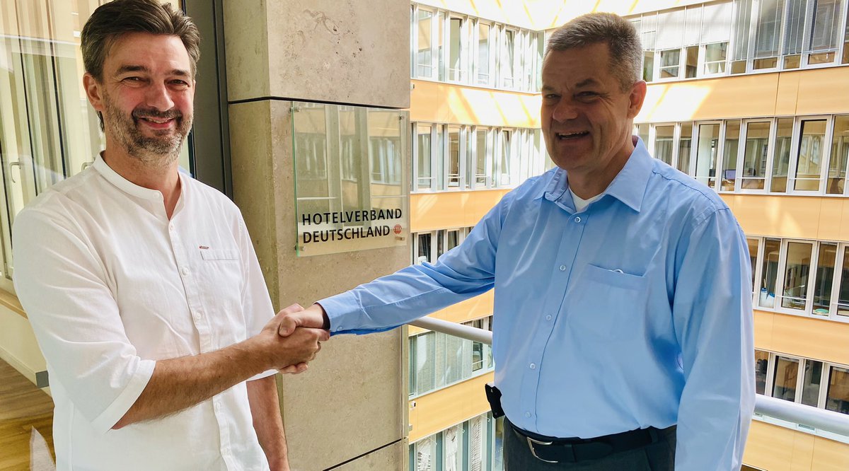 Danke <a href="/MarkusLuthe/">Markus Luthe @markusluthe.bsky.social</a> für die Einladung heute beim  IHA <a href="/hotellerie_de/">Hotelverband IHA</a>. Das waren spannende Themen mal unter vier Augen auf den Tisch gelegt. Wir sind motiviert und sollten eine zukünftige Zusammenarbeit besiegeln. 😉 <a href="/DEHOGA_BV/">DEHOGA Bundesverband</a> <a href="/DEHOGA_MV/">DEHOGA MV</a> #Hospitality #Sustainability