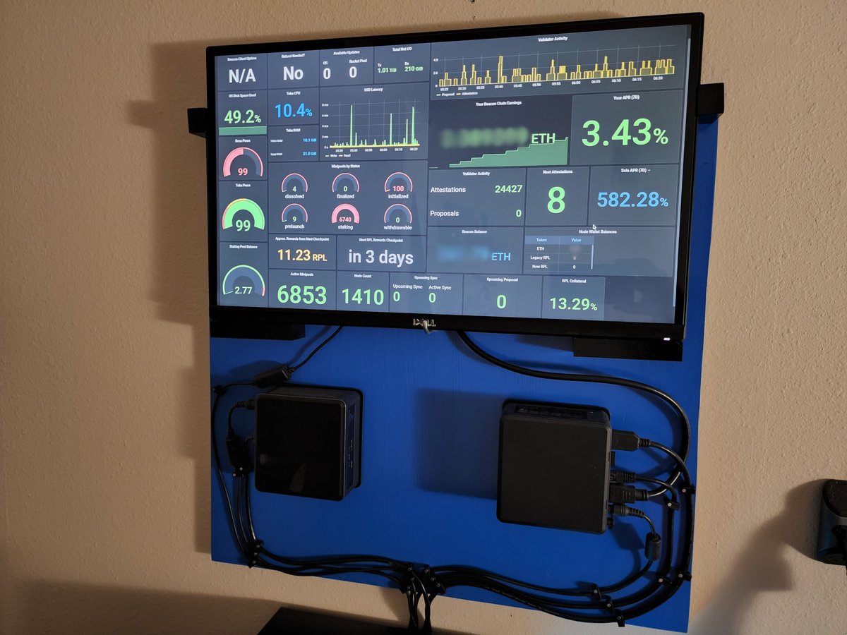 prominence_0x's tweet photo. #bringoutyournodes 
Left is #DAppNode running a genesis validator and right is #rocketpool in reverse hybrid and also running the metrics screen. https://t.co/k3HAFeWlMD