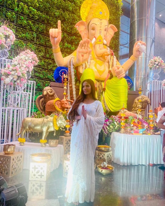 Happy Ganesh Chaturthi to my beautiful Tweethearts ❤️ Sukh Karta, Dukh Harta Bappa 🙏 https://t.co/TH<a href="/tag/internationaldayofyoga"class="tags"><span>#internationaldayofyoga</span></a>