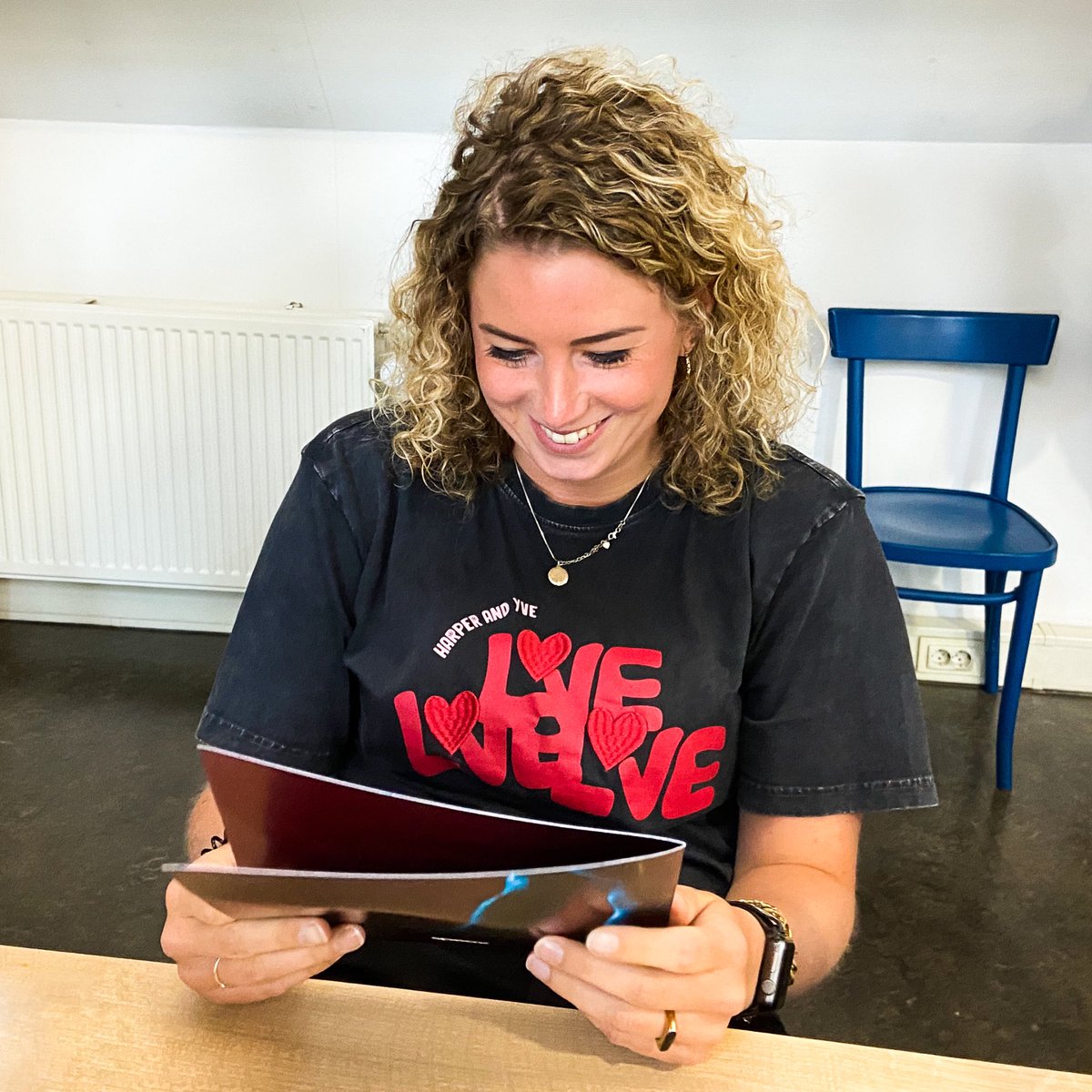 Happy birthday <a href="/CHILLAV/">Chilla Verhagen</a> 👩🏼‍🦱🎊

Onze vrolijke en enthousiaste Chilla tikt vandaag het laatste jaar als twintiger aan 😱 Op naar de 30 👵🏽😝 Proost op jóuw dag 🥂 

#birthday #birthdaygirl #westland #naaldwijk #verjaardag #cheers #projectmanager #online #website #expert