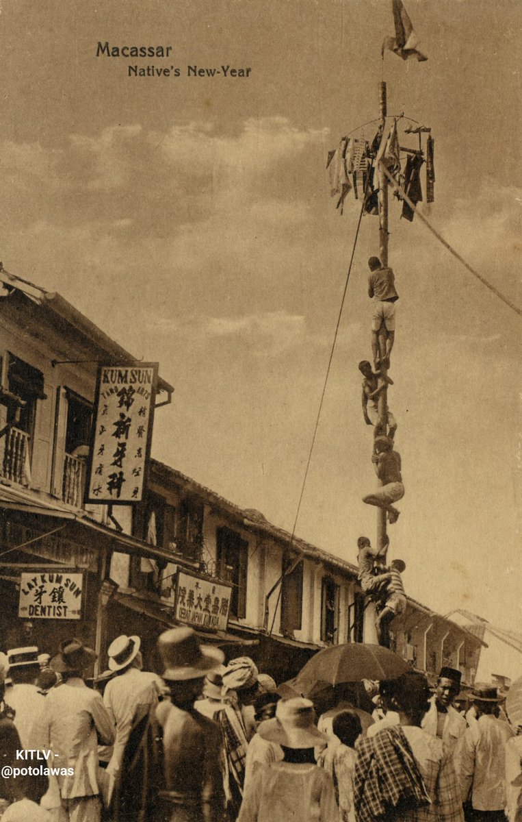 potolawas's tweet photo. Panjat pinang dalam rangka memeriahkan perayaan Imlek di Makassar, sekitar 1920.
•
📸: Leiden University Libraries
•
#potolawas #potolawasmakassar #makassar #makassarhits #panjatpinang #imlek #makassarcity #kotamakassar #makassarkeren https://t.co/V8NLGz9oGj