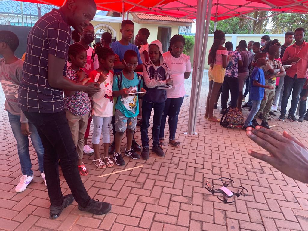 SoronkoKids's tweet photo. The second day of the drone technology workshop started with a short quiz. The kids were put into five groups. Each group had a pilot and co-pilot while the rest were spotters. #flydrones #kidscreate #kidscode #ghanaflyinglabs #Soronkotechykids #Soronkoimpact https://t.co/y261YZdUpy