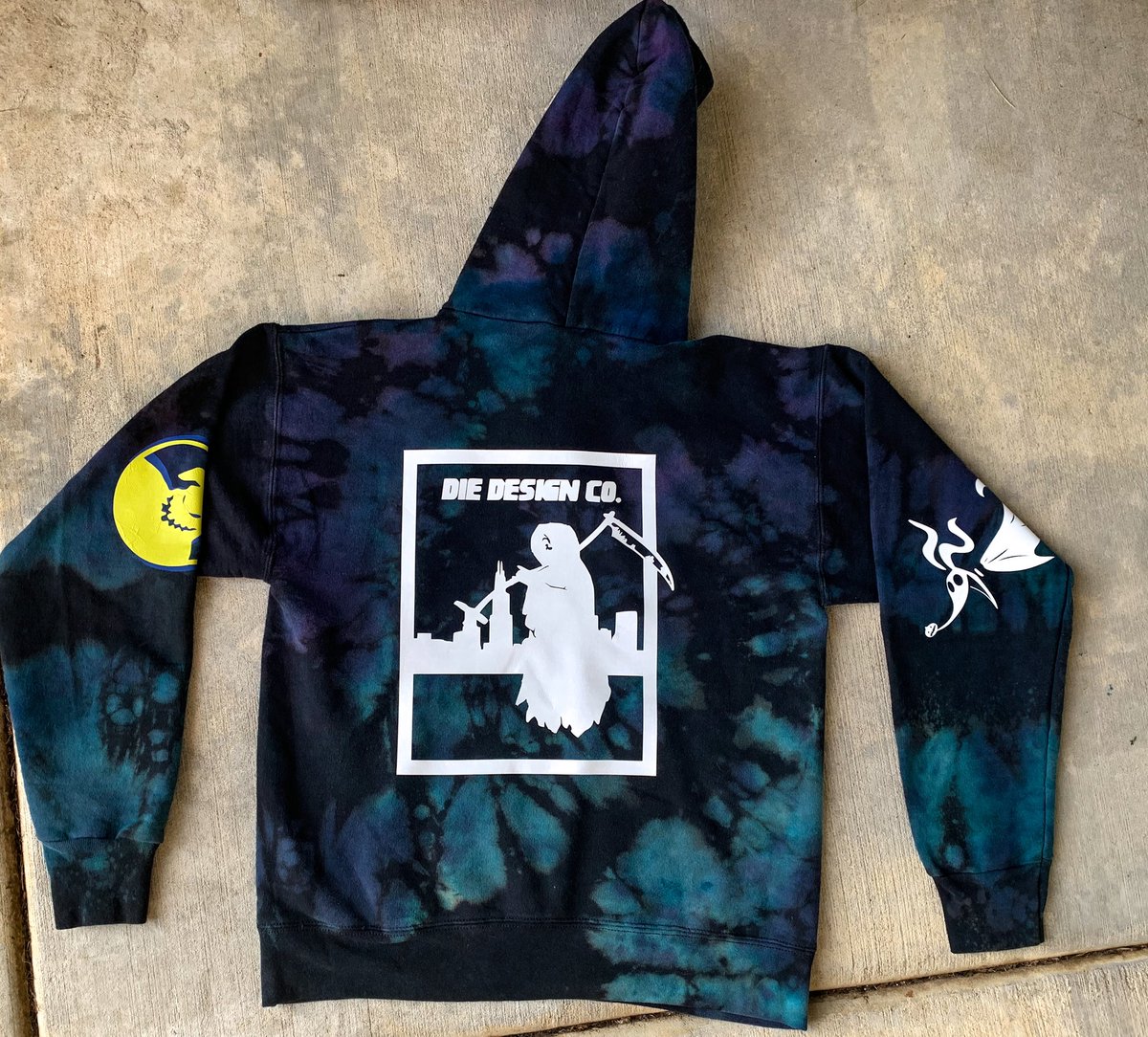 DieDesignCo's tweet image. second nightmare before christmas custom hoodie design I made 😈 
obsessed with how this came out 🖤
message me for custom apparel 🤞🏼