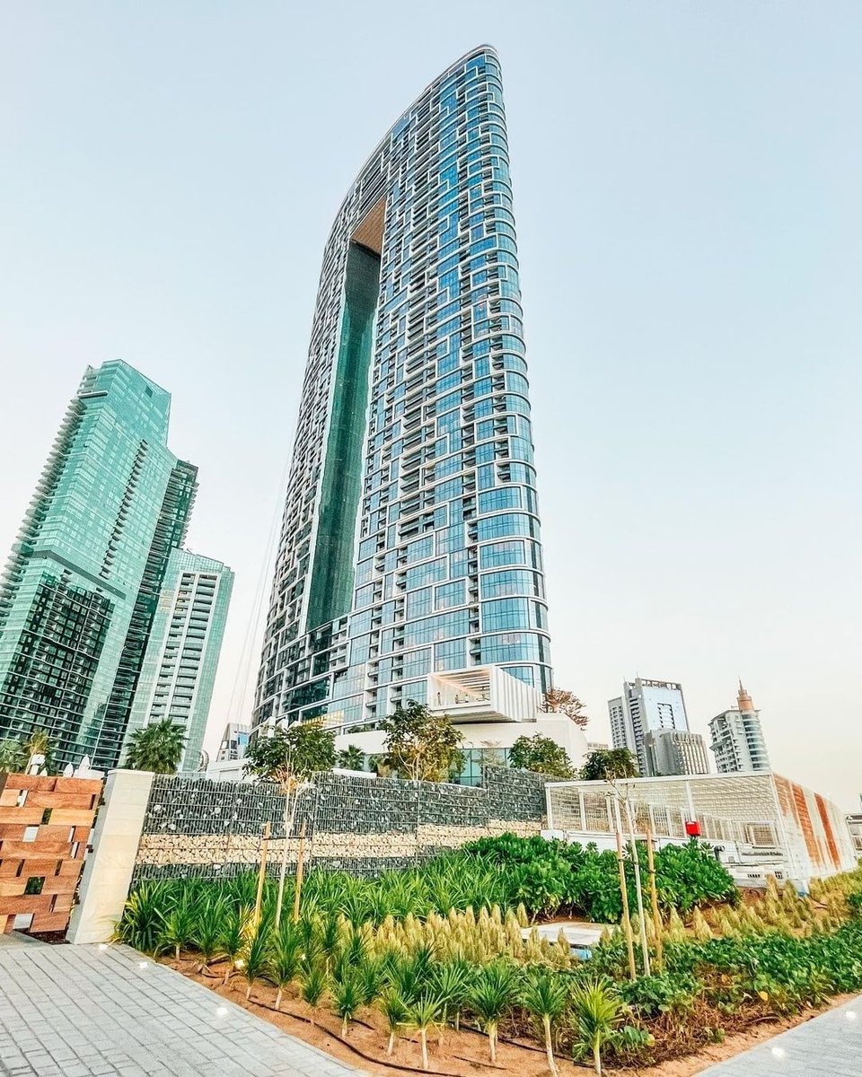 PicsDubai's tweet photo. Did you know? The Address Beach Resort has 217 guest rooms and suites, including deluxe rooms, one and two-bedroom suites, as well as a three-bedroom Presidential Suite. #Dubai #PicsDubai 

Photo by @nightshiftandjetlag https://t.co/xdUW9fGnjQ
