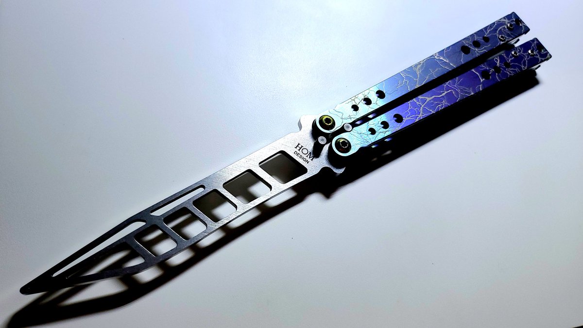 SerumVeloDesign's tweet photo. アノダイジングの練習、今回はblurpleのカラーにシルバーライトニングエフェクト。 https://t.co/sMRZmx56Sp
