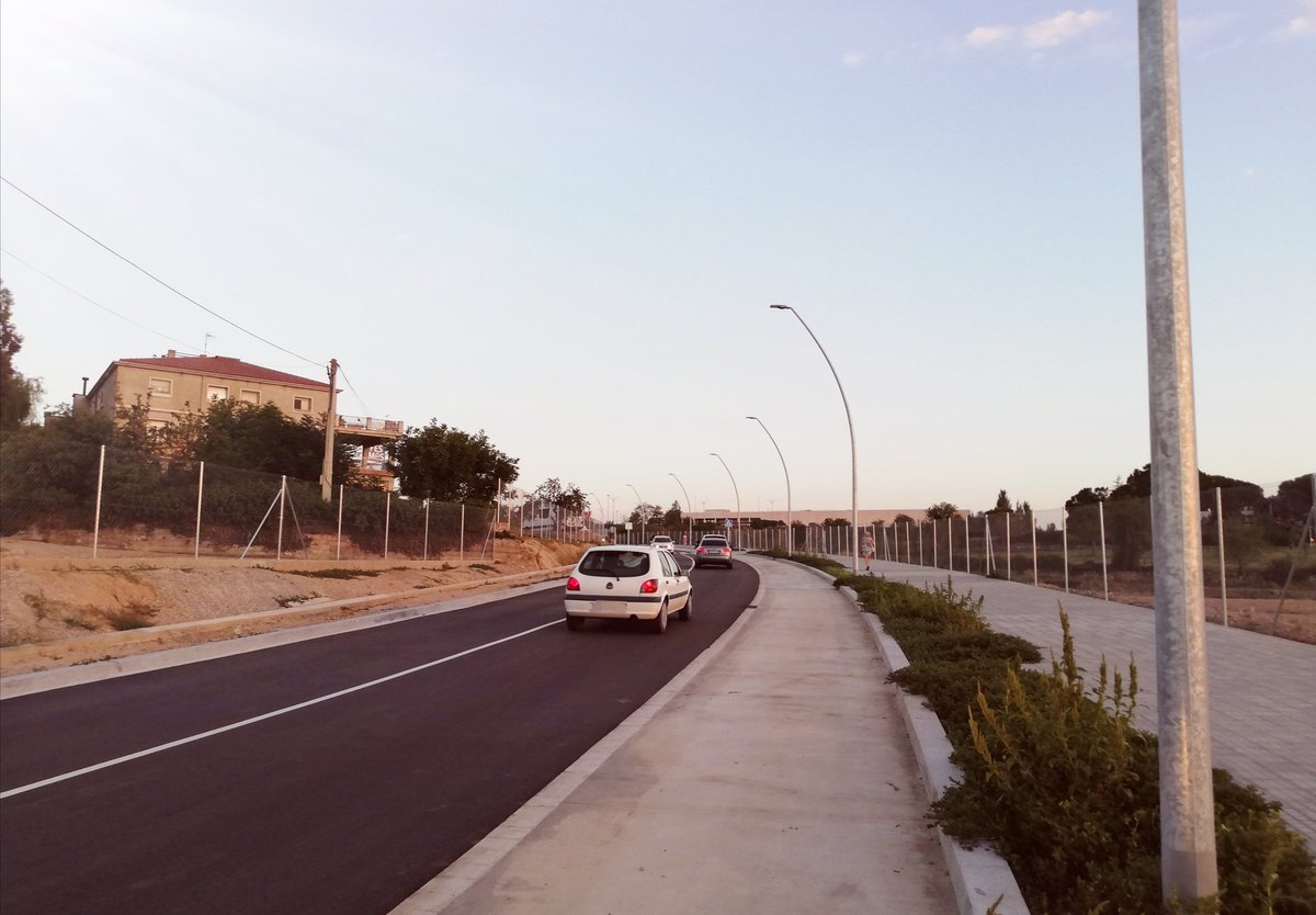 tocsdeciencia's tweet photo. Nova avinguda dels Països Catalans de #Manresa, creada a partir de la destrucció d'horts urbans i més pensada per als vehicles que per als ciclistes, corredors i passejants, i encara menys pensant en l'#EmergènciaClimàtica.

En definitiva, una infraestructura del segle passat. https://t.co/0QwO8IFOwK