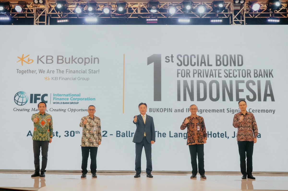 SINDOnews's tweet photo. Mengusung tema “The First Social Bond For Private Sector Bank in Indonesia” PT Bank KB Bukopin Tbk menyelenggarakan Event Agreement Signing Ceremony di Ballroom The Langham Jakarta bersama International Finance Corporation (IFC) World Bank pada tanggal 30 Agustus 2022. https://t.co/iNCvkU7Cx9