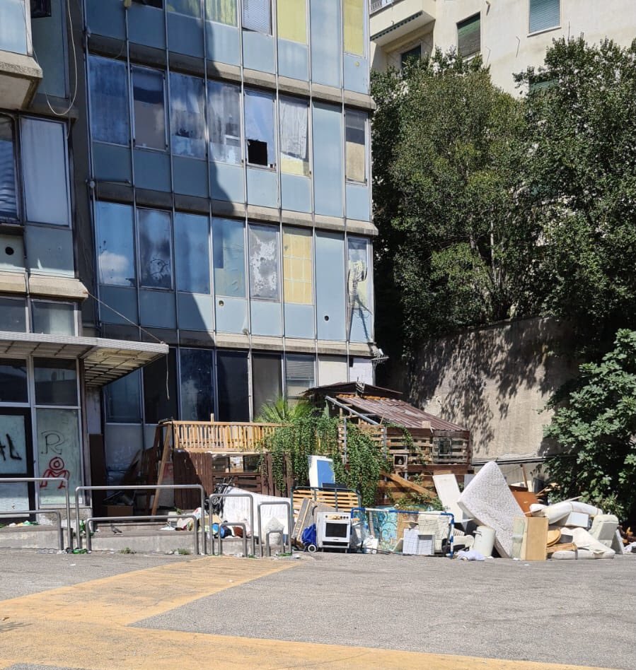 Prefettura di Roma (@prefettura_roma) on Twitter photo Liberato l’immobile di Viale delle Province,dal 2012 tra le maggiori occupazioni abusive di #Roma. Restituito alla proprietà garantendo una casa regolare a chi ne ha diritto. Un’operazione resa possibile dalla sinergia con <a href="/tobiazevi/">Tobia Zevi</a> e <a href="/MAXVALERIANI/">MAX VALERIANI</a>,insieme per legalità e diritti Liberato l’immobile di Viale delle Province,dal 2012 tra le maggiori occupazioni abusive di #Roma. Restituito alla proprietà garantendo una casa regolare a chi ne ha diritto. Un’operazione resa possibile dalla sinergia con <a href="/tobiazevi/">Tobia Zevi</a> e <a href="/MAXVALERIANI/">MAX VALERIANI</a>,insieme per legalità e diritti