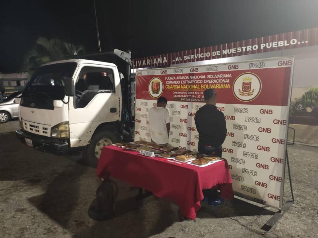 CEOFANBVE's tweet photo. 📢RT || GJ. @dhernandezlarez:
7 kg de droga (marihuana) detectada en PAC Mérida intentando ingresar al estado oculta en compartimento vehicular. La #FANB🇻🇪 en la lucha contra las drogas ! https://t.co/h3DVikJyHj