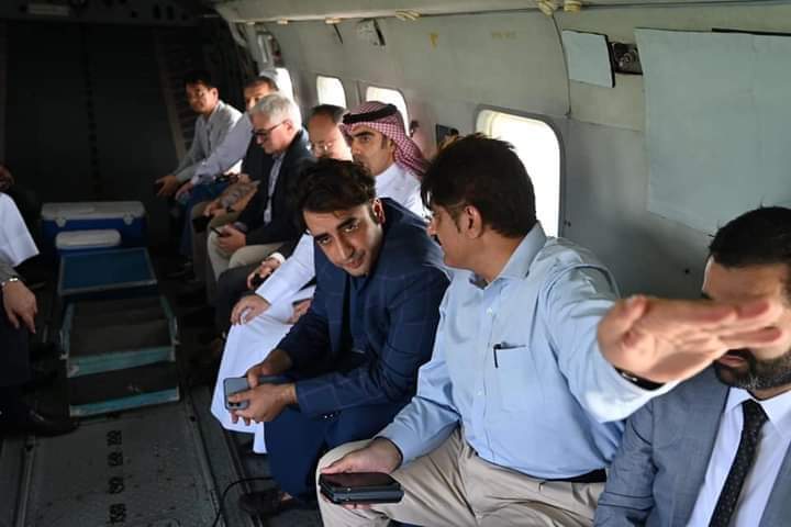 NEWS_BILAWAL's tweet photo. وزیر خارجہ بلاول بھٹو زرداری کے ہمراہ 20 سے زائد مختلف ممالک کے سفارت کاروں اور عالمی اداروں کے نمائندگان کا سیلاب سے متاثرہ علاقوں کا فضائی دورہ
@BBhuttoZardari https://t.co/BDLJmIXcbY