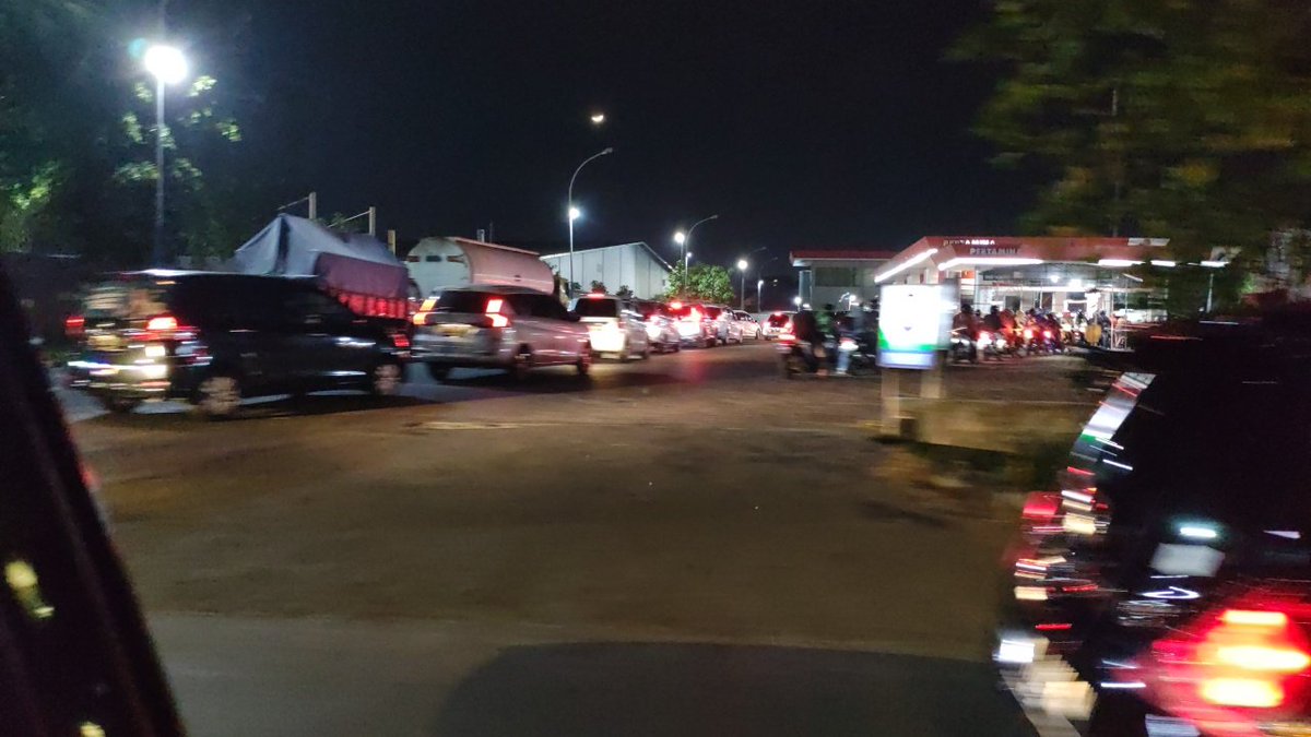 biendhau's tweet photo. Pom bensin penuh dengan antrian semua @e100ss  ini di pom waru https://t.co/RICmtEM641