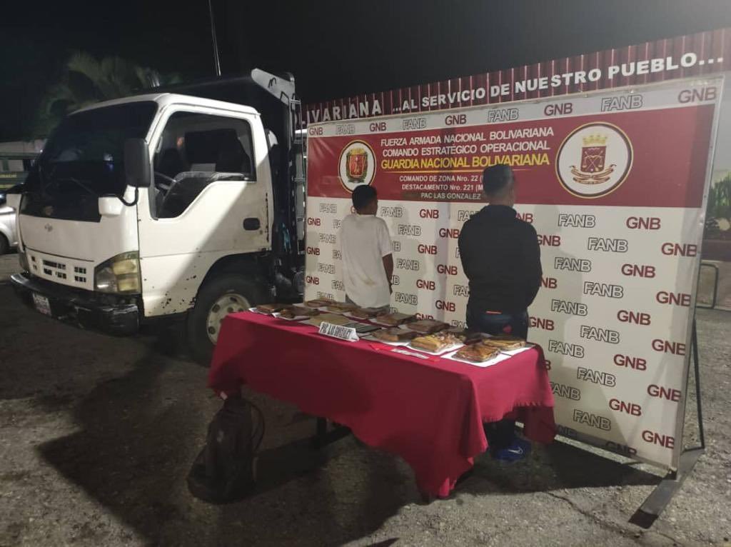 CEOFANBVE's tweet photo. 📢RT || GJ. @dhernandezlarez:
7 kg de droga (marihuana) detectada en PAC Mérida intentando ingresar al estado oculta en compartimento vehicular. La #FANB🇻🇪 en la lucha contra las drogas ! https://t.co/h3DVikJyHj