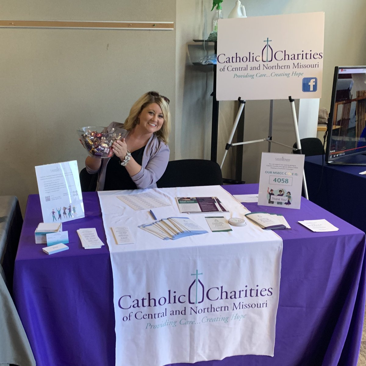 cccnmo's tweet photo. We’re at the Truman Building in Jefferson City today until 1 PM talking to Missouri state employees about the MSECC campaign! Come by to say “hi!” and grab a goodie!
#CatholicCharities #ProvidingCare #CreatingHope #MSECC #NeighborsServingNeighbors https://t.co/9zn0mm6fX8