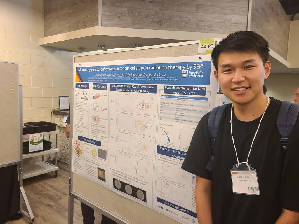 agbrolo's tweet photo. Xiang Yu  presented his work #nfo16 He investigates how to use #SERS to study the metabolites produced by #Cancer #cells submitted to #radiotherapy Collaboration with @AndrewJirasek @lum_lab @MilliganKirsty1 @ubcokanagan https://t.co/AfKAz7k3Ct