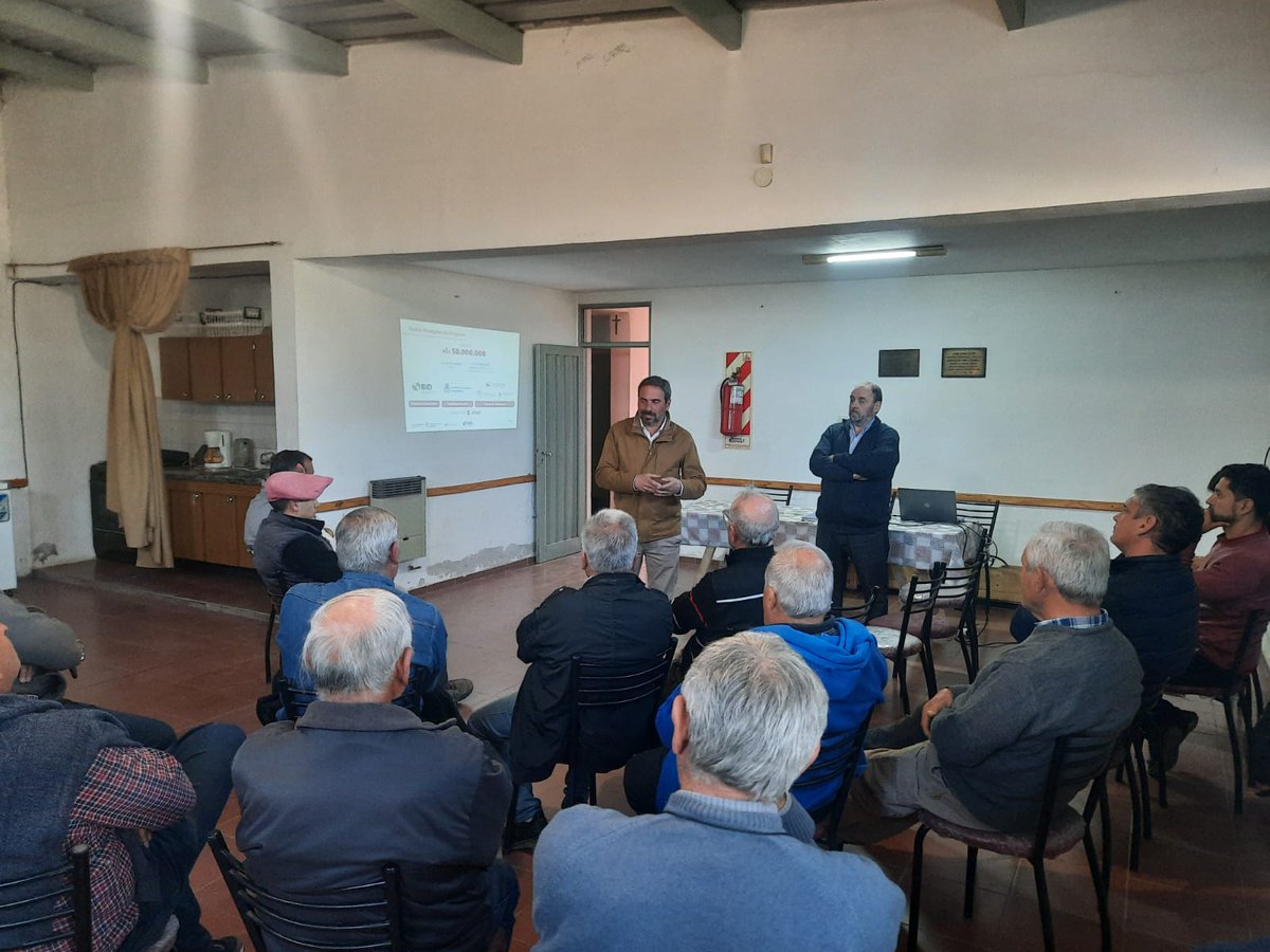MHinojosaMza's tweet photo. Con productores de la 3ra zona de riego del Río Mendoza estuvimos con el @INVArgentina contando sobre el alcance del programa Proviar II. Aprovechamos este encuentro para estar cerca y conocer las necesidades para seguir trabajando en conjunto.
#Mendoza #Proviar #productores https://t.co/YFBsSS1bFE
