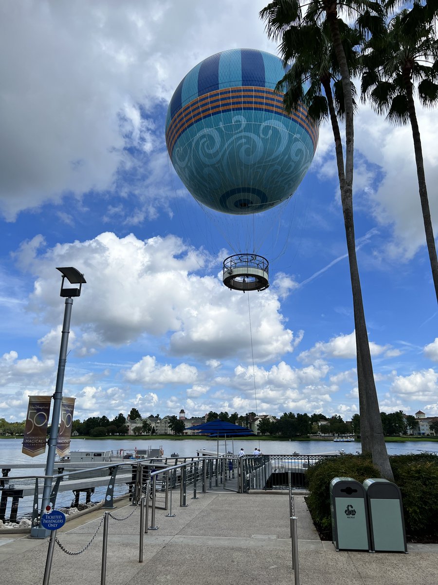 mickeynet028's tweet photo. 気球に乗って上からの景色楽しんできまーす🎈
#MNWDW #WDW #2022Aug https://t.co/aaFFWRhBtl
