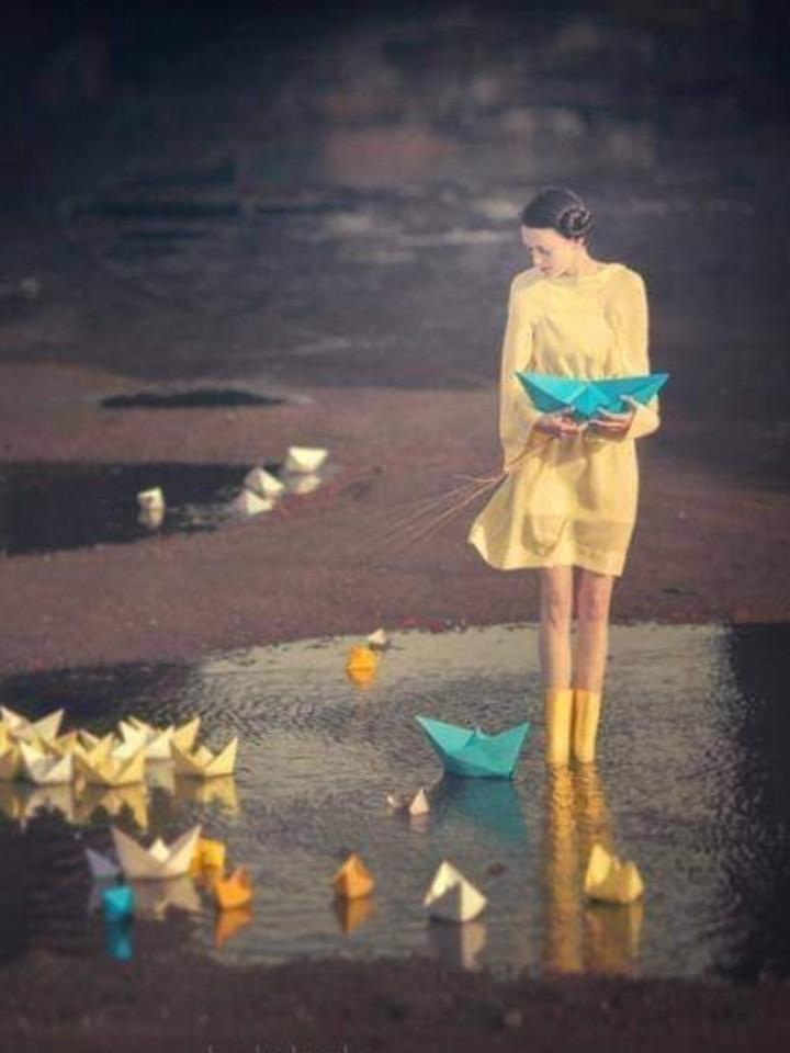 Tu veleggi in una barca di carta,
e il sogno sospinge l’azzurra vela,
così dolce è il vento,
così delicata l'onda. 

(Olav Håkonson Hauge)

#art Anka Zhuravleva 

#IlMareDegliDei #SalaLettura