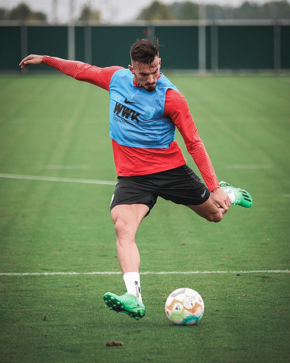 FCAugsburg's tweet photo. Erste Trainingseinheit geschafft! 💪📸 #Berisha #FCA https://t.co/niKsmTRMMB