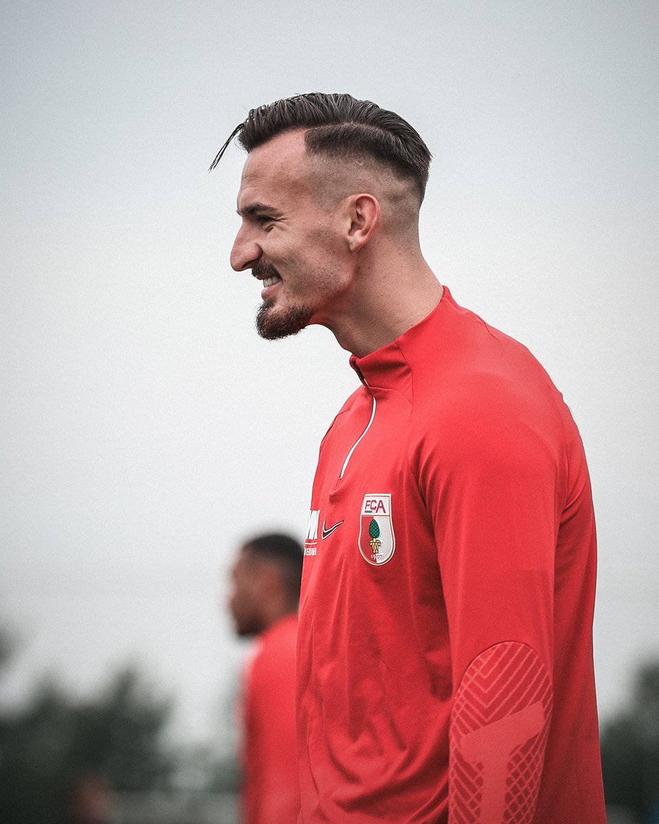 FCAugsburg's tweet photo. Erste Trainingseinheit geschafft! 💪📸 #Berisha #FCA https://t.co/niKsmTRMMB