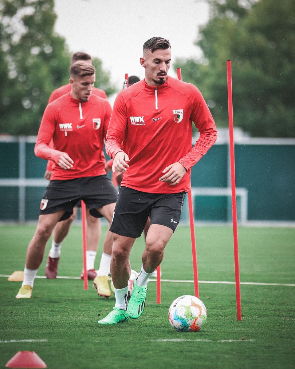 FCAugsburg's tweet photo. Erste Trainingseinheit geschafft! 💪📸 #Berisha #FCA https://t.co/niKsmTRMMB