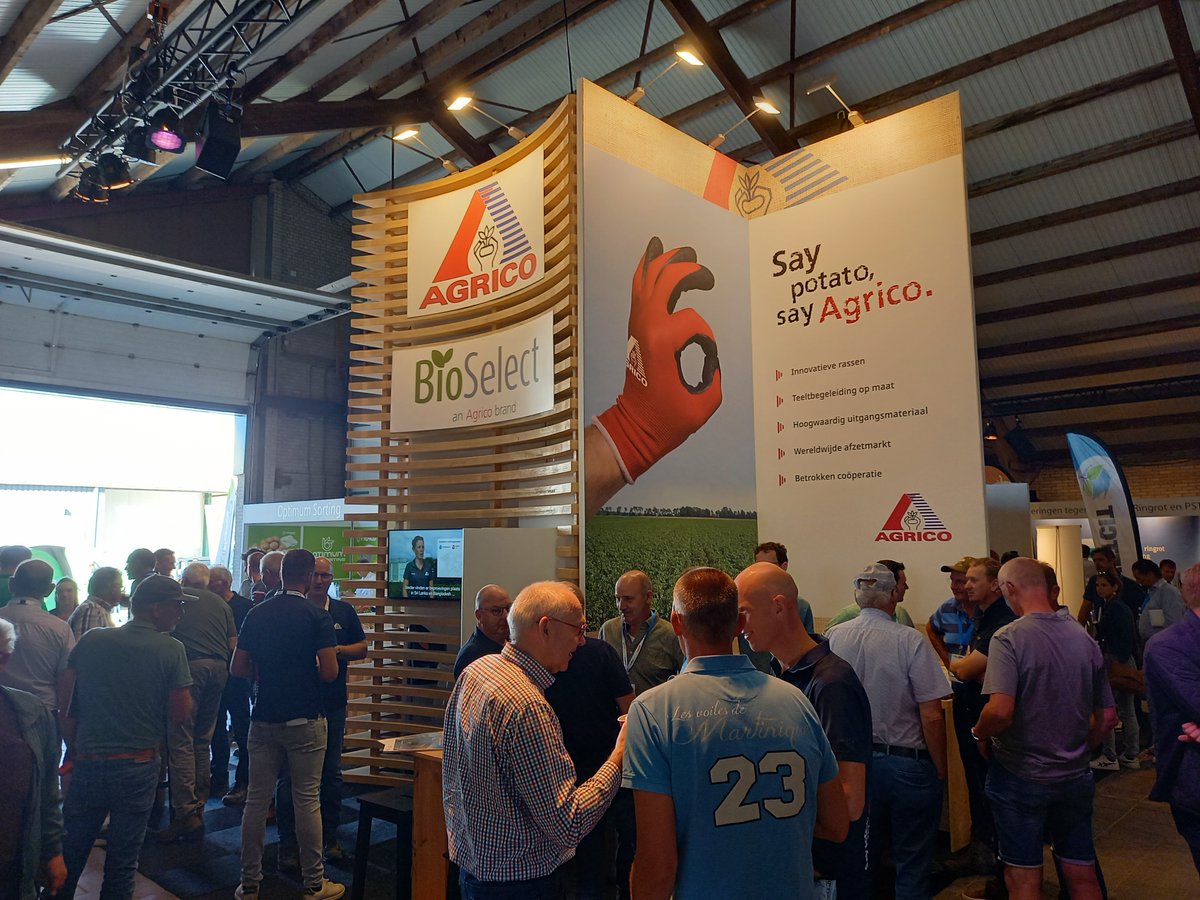 De Aardappeldemodag in Westmaas is in volle gang. Het is al gezellig druk en wij zien er naar uit om jou ook te verwelkomen in stand nummer 6! Onze standbemanning staat al voor je klaar om in gesprek te gaan over het afgelopen en aankomende aardappelseizoen. Kom jij ook langs?
